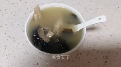 A chicken soup with a yellow belly