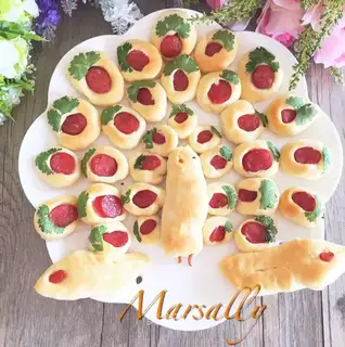 Peacock rolls bread