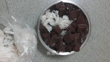 Pork blood powder