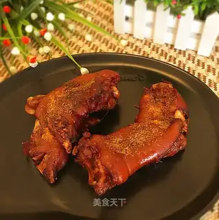 Roasted pig hoof