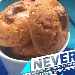 A cashew cookie