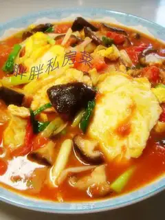 Scrambled eggs with mushroom and tomato