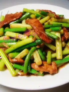 stir-fried pork with garlic moss