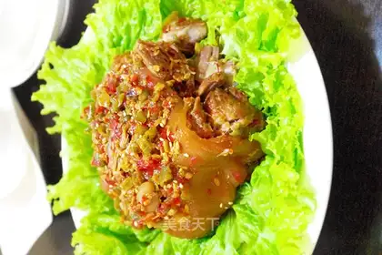 Hot and sour pork knuckle