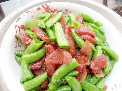 stir-fried sausage with peas