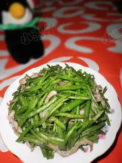 stir-fried shredded pork with wormwood