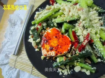 Minced peanuts mixed with cucumber tofu