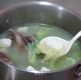 Stewed pork ribs in tofu soup