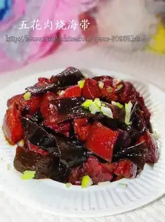 Stewed seaweed with pork belly