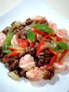 stir-fried shrimp balls with peach kernels