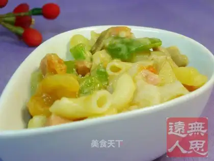 Macaroni and cheese with tomato