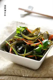 Shredded seaweed salad