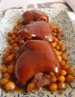 Braised pig's feet with soybeans