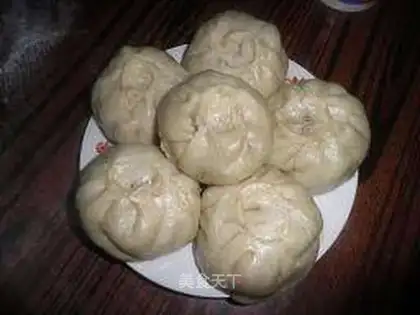 Pickled pork steamed buns