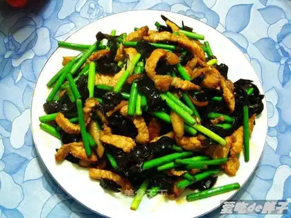 stir-fried shredded pork with garlic sprouts