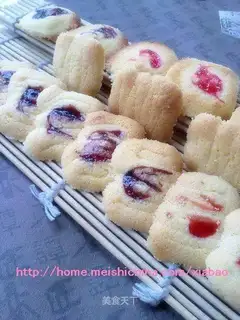 creamy jam cookies