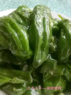 Ma Xiang patting green peppers
