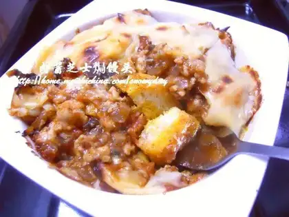 Baked steamed buns with meat sauce and cheese