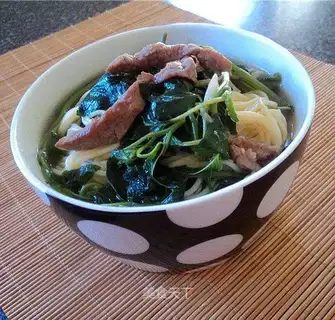 Shredded pork purslane noodle soup