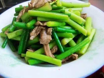 stir-fried pork with garlic sprouts