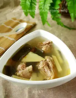 Bamboo shoot tip seaweed and old duck soup