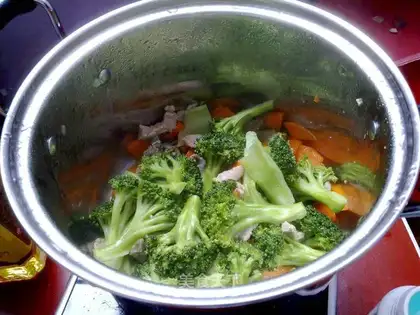 Simple fried pork with broccoli