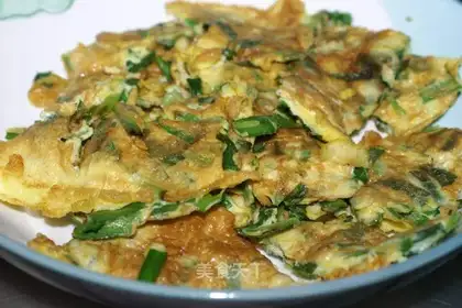Fried eggs with cabbage