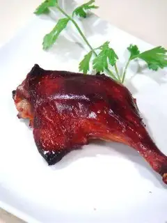 Crispy duck legs with garlic flavor