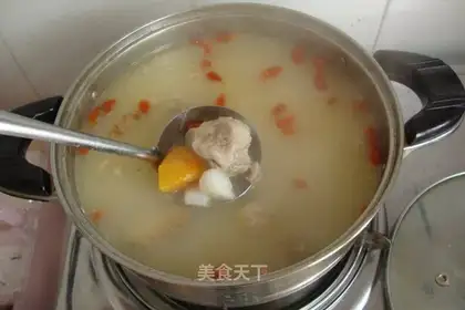 Assorted pork ribs nourishing soup