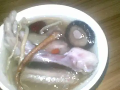 Chicken soup with ginseng roots