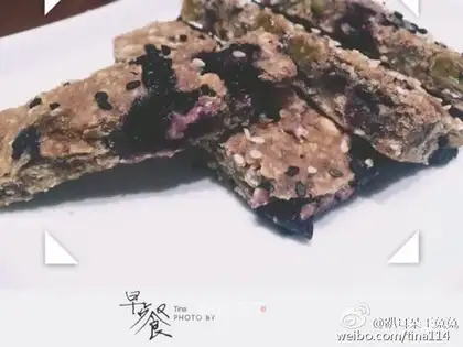 Blueberry oatmeal energy bar