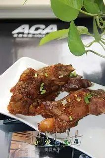 Roasted pig hoof