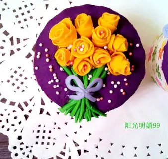 ♪ Flowers over sugar cupcakes ♪