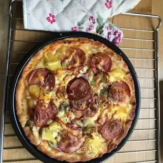 Pineapple ham pizza