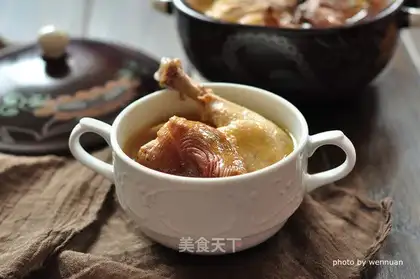 Red mushroom chicken soup