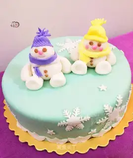 Snow dolls flipping candy cakes