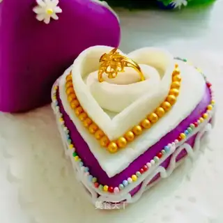 Roll the candy cake ring box