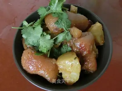 Potato burning pig feet is common practice