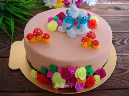 The smurf rolls the sugar cake