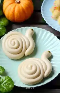 Milk snail rolls