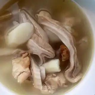 The pig's belly stewed his hen