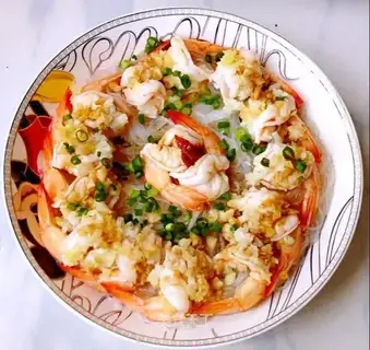 Gold and silver garlic fans steam shrimp