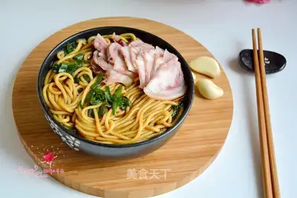 Onion and lamb noodles