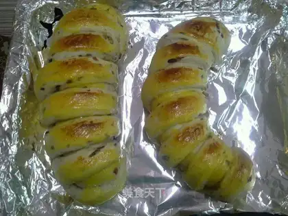 Cranberry caterpillar bread