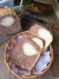 Double-coloured all-wheat toast
