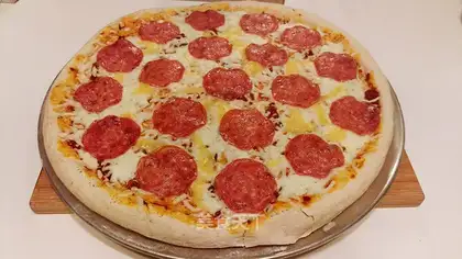 Salami sausage pizza