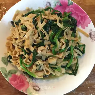 The spinach is fried with leaves