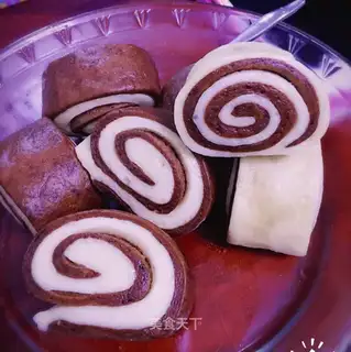Chocolate two-coloured buns