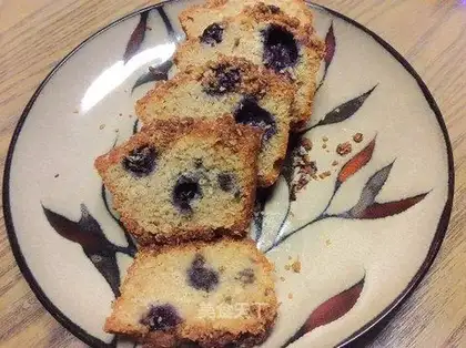 Crackers, blueberry cake