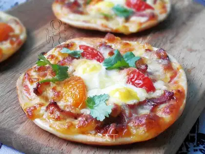 Mini Bacon Egg Pizza